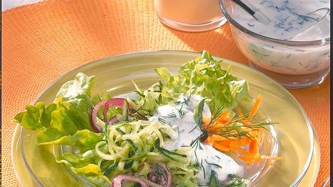 Knackiger Salat mit Gurke und Buttermilch-Dillsoße Rezept - Foto: Först, Thomas