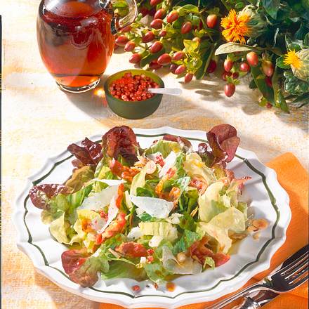 Knackiger Salat mit Speck & Parmesan Rezept Knackiger Salat mit Speck & Parmesan Rezept