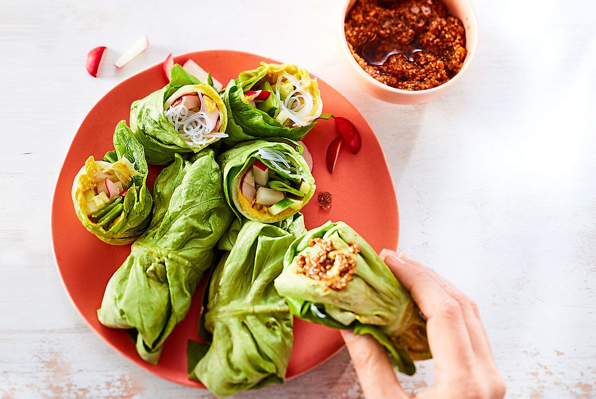 Salat-Wraps mit Reisnudeln und Sesam-Dip