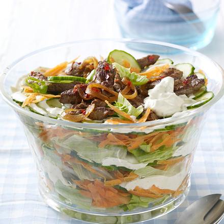 Knackiger Schichtsalat mit scharfen Rinderstreifen Rezept Knackiger Schichtsalat mit scharfen Rinderstreifen Rezept