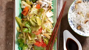 Knackiger Weißkohl aus dem Wok Rezept - Foto: LECKER @ Bauer Media Group Knackiger Weißkohl aus dem Wok Rezept - Foto: LECKER @ Bauer Media Group