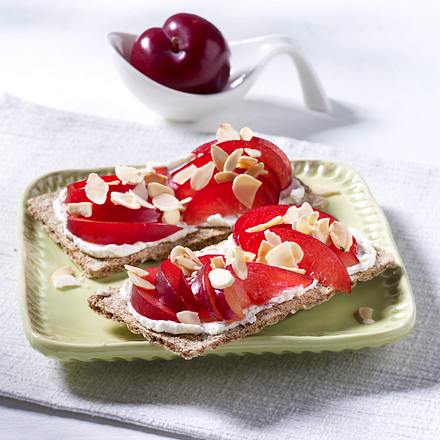 Knäcke mit Frischkäse, Pflaumen und Mandeln Rezept Knäcke mit Frischkäse, Pflaumen und Mandeln Rezept