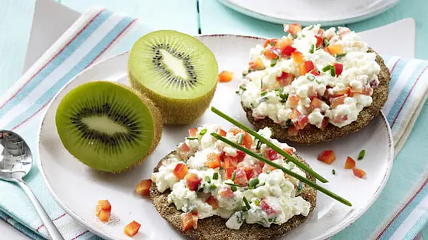 Knäckebrot mit Hüttenkäse - Foto: LECKER @ Bauer Media Group Knäckebrot mit Hüttenkäse - Foto: LECKER @ Bauer Media Group