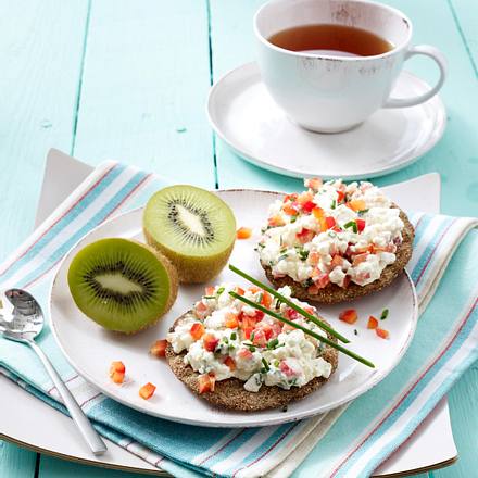 Knäcke mit Hüttenkäse-Creme Rezept Knäcke mit Hüttenkäse-Creme Rezept
