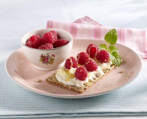 Knäcke mit Ricotta und Himbeeren Rezept