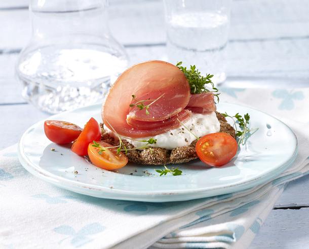 Knäckebrot mit körnigem Frischkäse und Lachsschinken Rezept Knäckebrot mit körnigem Frischkäse und Lachsschinken Rezept