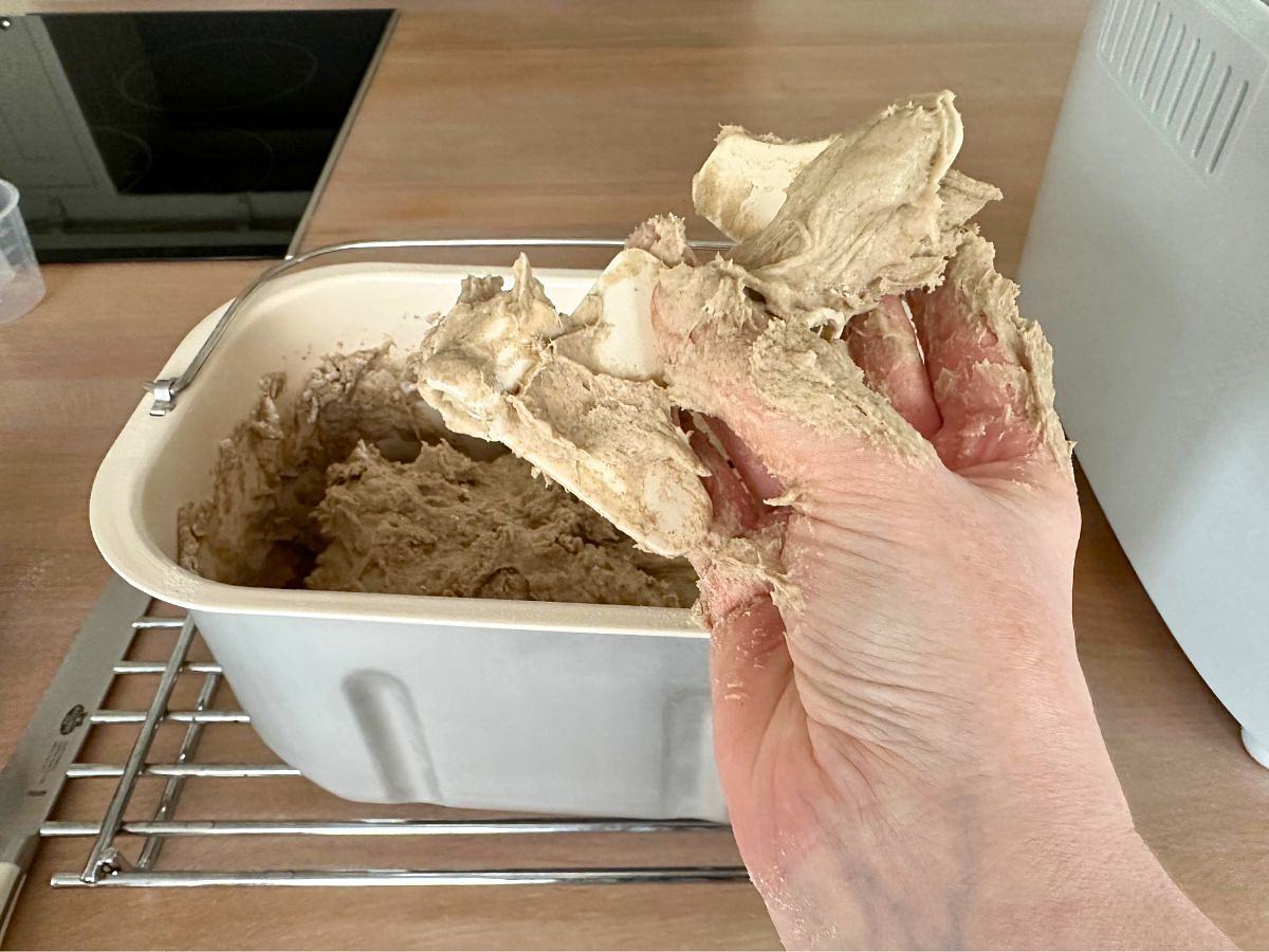 Knethaken vor dem Backen entfernen am Beispiel vom Unold Brotbackautomaten