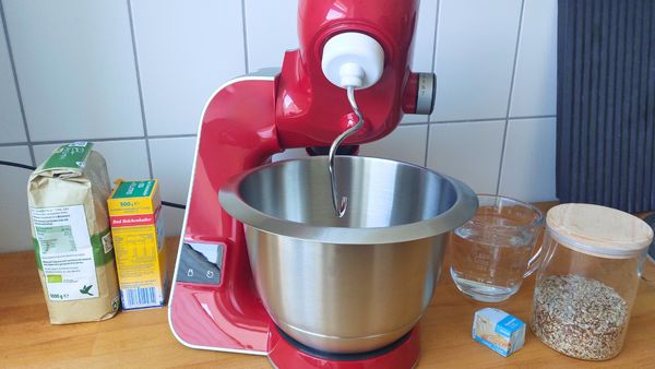 Eine rote Küchenmaschine steht auf einer Küchenarbeitsplatte - Foto: LECKER @ Bauer Media Group / Nadja Demel
