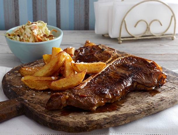 Knoblauch-Bier-Steak mit Kartoffelstäbchen und Cole Slaw Rezept Knoblauch-Bier-Steak mit Kartoffelstäbchen und Cole Slaw Rezept
