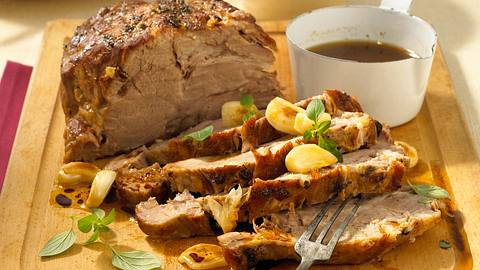 Knoblauch-Braten auf Butter-Porree Rezept - Foto: House of Food / Bauer Food Experts KG