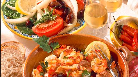 Knoblauch-Gambas mit Salat Rezept - Foto: House of Food / Bauer Food Experts KG