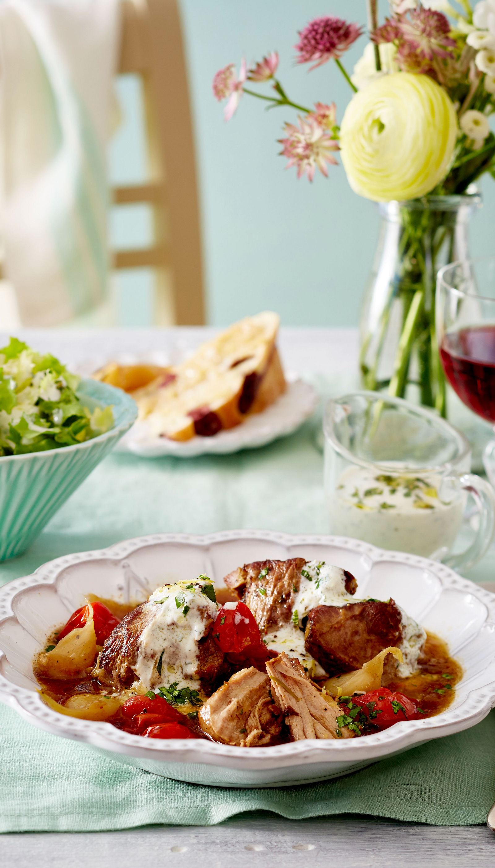 Knoblauch-Lammgulasch mit Oliven-Fladenbrot Rezept | LECKER
