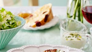 Knoblauch-Lammgulasch mit Oliven-Fladenbrot Rezept - Foto: House of Food / Bauer Food Experts KG