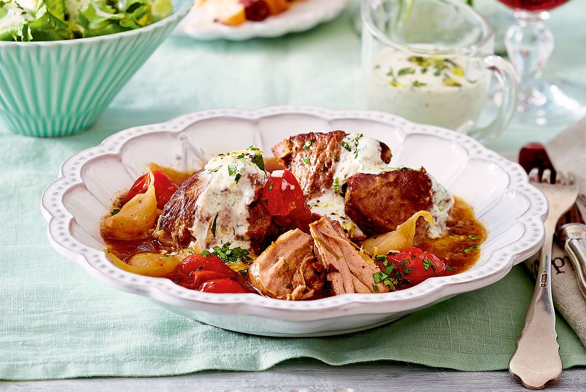 Knoblauch-Lammgulasch mit Olivenbrot Rezept