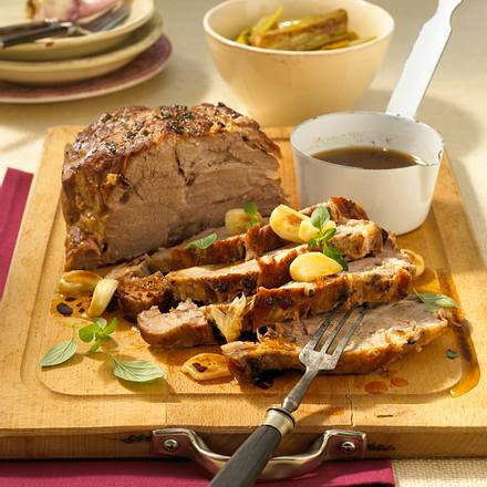 Knoblauch-Schweinebraten auf Porree-Gemüse Rezept Knoblauch-Schweinebraten auf Porree-Gemüse Rezept