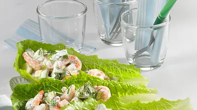 Knoblauch-Shrimps auf Römersalat Rezept - Foto: LECKER @ Bauer Media Group
