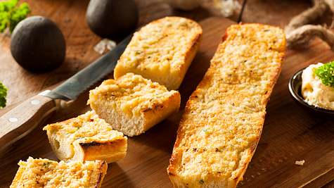 Knoblauchbrot vom Grill - Foto: istock, bhofack2