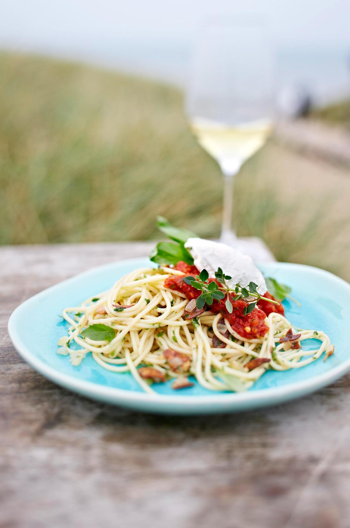 Knoblauchspaghetti mit Robiola und Basilikumtomaten Rezept