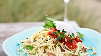 Knoblauchspaghetti mit Robiola und Basilikumtomaten Rezept - Foto: LECKER @ Bauer Media Group