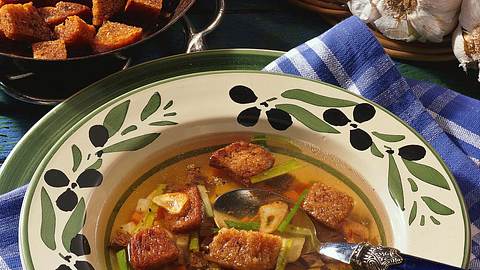 Knoblauchsuppe mit Brotwürfeln Rezept - Foto: House of Food / Bauer Food Experts KG
