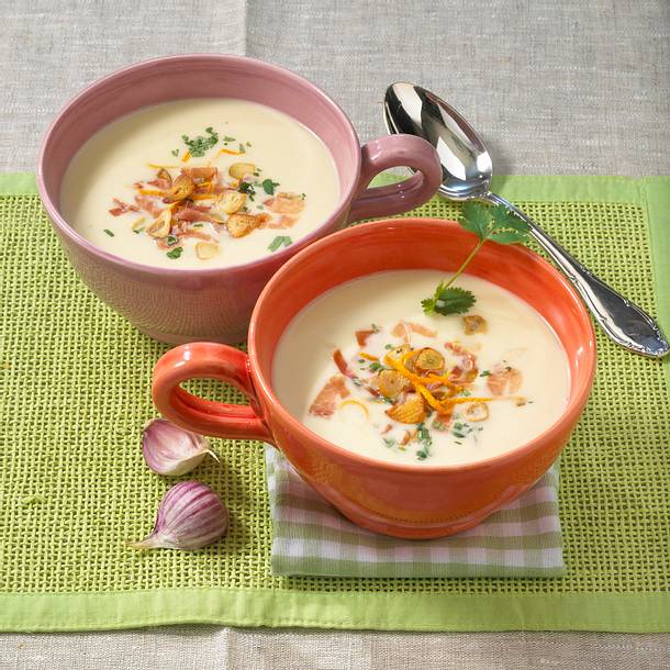 Knoblauchsuppe mit Serranoschinken und Orangen Rezept Knoblauchsuppe mit Serranoschinken und Orangen Rezept