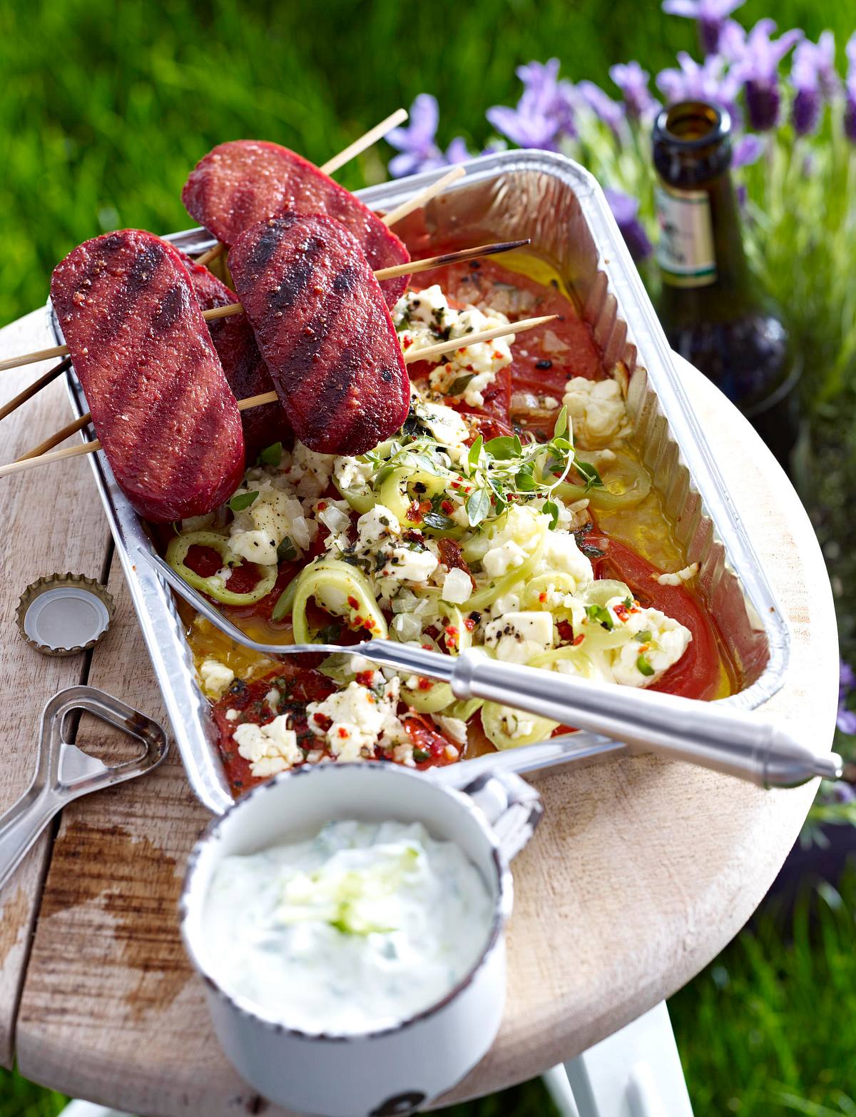 Knoblauchwurst-Paprika-Spieße und Tomaten mit Feta Rezept