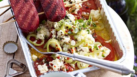 Knoblauchwurst-Paprika-Spieße und Tomaten mit Feta Rezept - Foto: House of Food / Bauer Food Experts KG