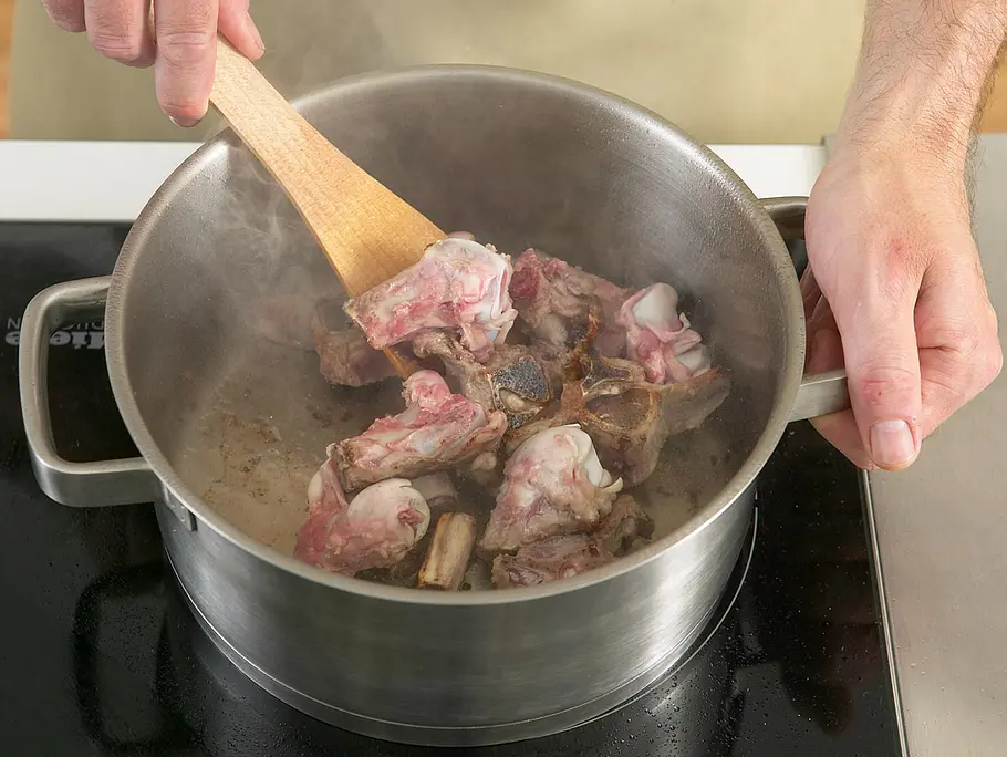 Knochen für Bratensoße anrösten Knochen für Bratensoße anrösten