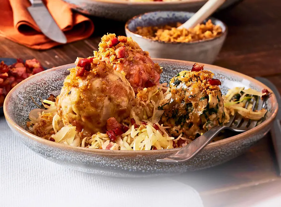 Knödel-Tris auf lauwarmem Kraut-Speck-Salat Rezept