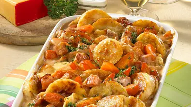 Knödelauflauf mit Kasselerragout Rezept - Foto: LECKER @ Bauer Media Group