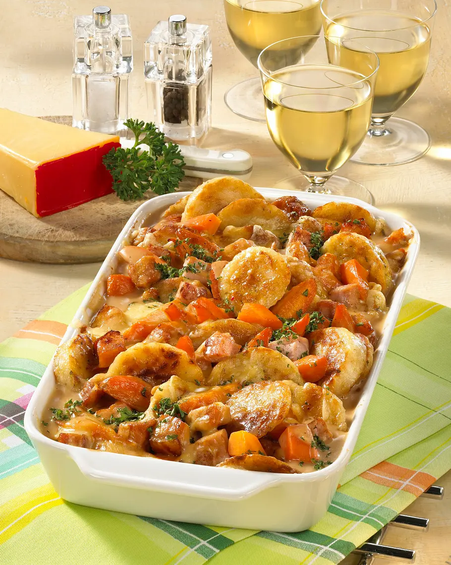 Knödelauflauf mit Kasselerragout Rezept Knödelauflauf mit Kasselerragout Rezept