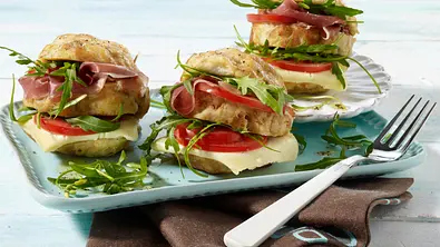 Knödelburger auf Rucola-Salat Rezept - Foto: LECKER @ Bauer Media Group