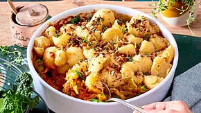 Knödel-Gröstl-Auflauf mit Wirsing Rezept - Foto: LECKER @ Bauer Media Group Knödel-Gröstl-Auflauf mit Wirsing Rezept - Foto: LECKER @ Bauer Media Group