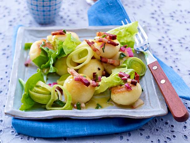 Knödel-Salat mit Porree und Speck-Vinaigrette Rezept Knödel-Salat mit Porree und Speck-Vinaigrette Rezept