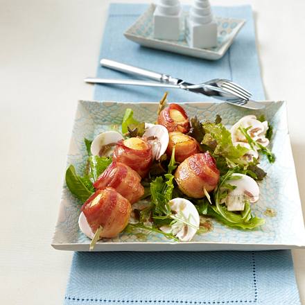 Knödel-Speck-Spieße auf Gartensalat mit Champignons (vier Zutaten) Rezept Knödel-Speck-Spieße auf Gartensalat mit Champignons (vier Zutaten) Rezept