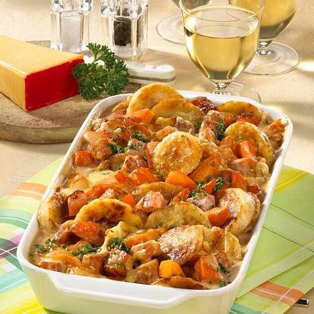Knödelauflauf mit Kasselerragout Rezept Knödelauflauf mit Kasselerragout Rezept