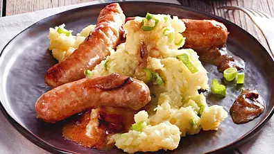 Knollensellerie-Kartoffel-Stampf mit Würstchen Rezept - Foto: LECKER @ Bauer Media Group