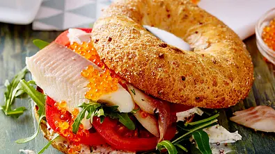 Knusper-Bagels  „Fisch ’n’ frisch“ Rezept - Foto: LECKER @ Bauer Media Group