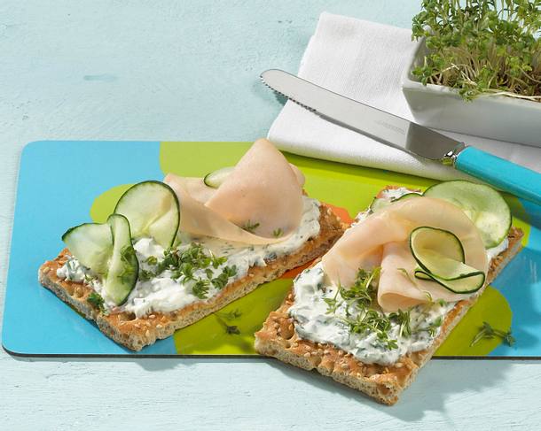 Knusper-Knäckebrot mit Geflügelaufschnitt Rezept Knusper-Knäckebrot mit Geflügelaufschnitt Rezept