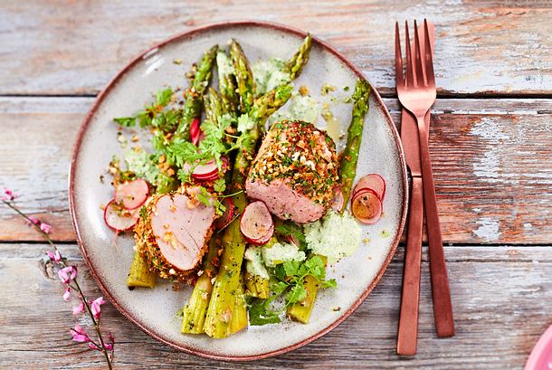 Knusper-Medaillons mit Spargel und Kräutersoße Rezept Knusper-Medaillons mit Spargel und Kräutersoße Rezept