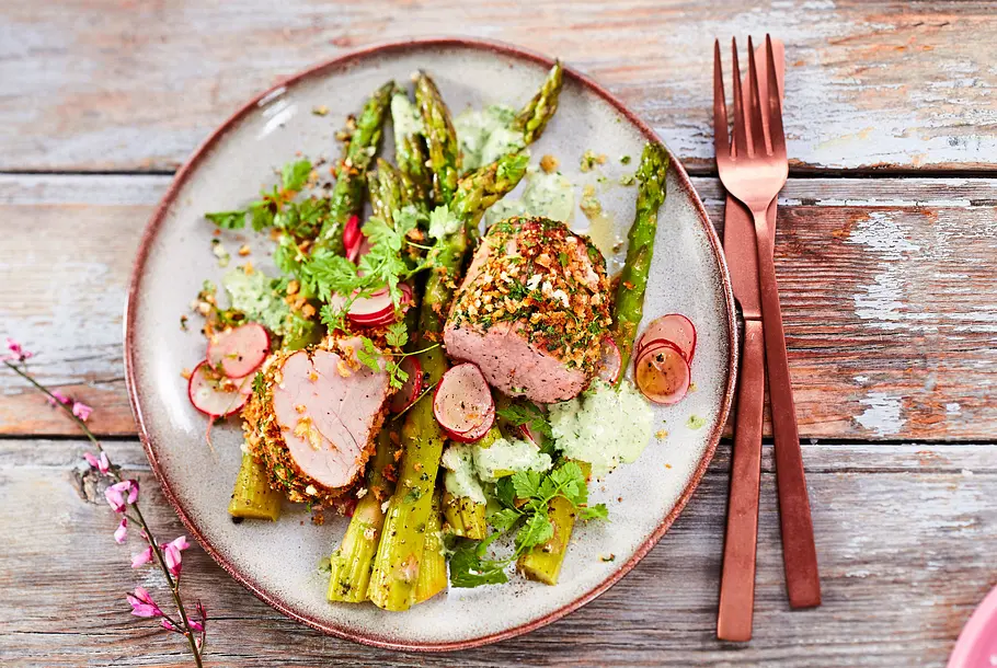 Knusper-Medaillons mit Spargel und Kräutersoße Rezept Knusper-Medaillons mit Spargel und Kräutersoße Rezept