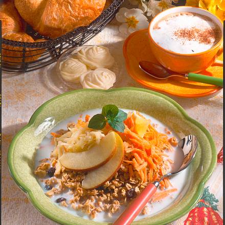 Knusper-Müsli mit Möhre und Apfel Rezept Knusper-Müsli mit Möhre und Apfel Rezept