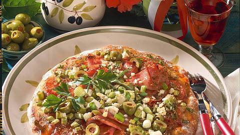 Knusper-Pizza mit Feta & Oliven Rezept - Foto: House of Food / Bauer Food Experts KG