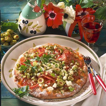 Knusper-Pizza mit Feta & Oliven Rezept