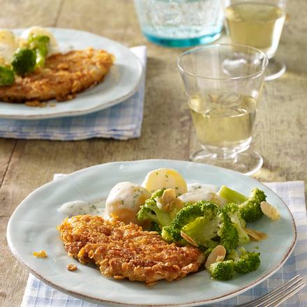 Knusper-Putenschnitzel zu Béchamelkartoffeln und Mandelbrokkoli Rezept Knusper-Putenschnitzel zu Béchamelkartoffeln und Mandelbrokkoli Rezept