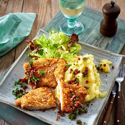 Knusper-Schnitzel mit Buttermilch-Kartoffelpüree und Salat Rezept Knusper-Schnitzel mit Buttermilch-Kartoffelpüree und Salat Rezept
