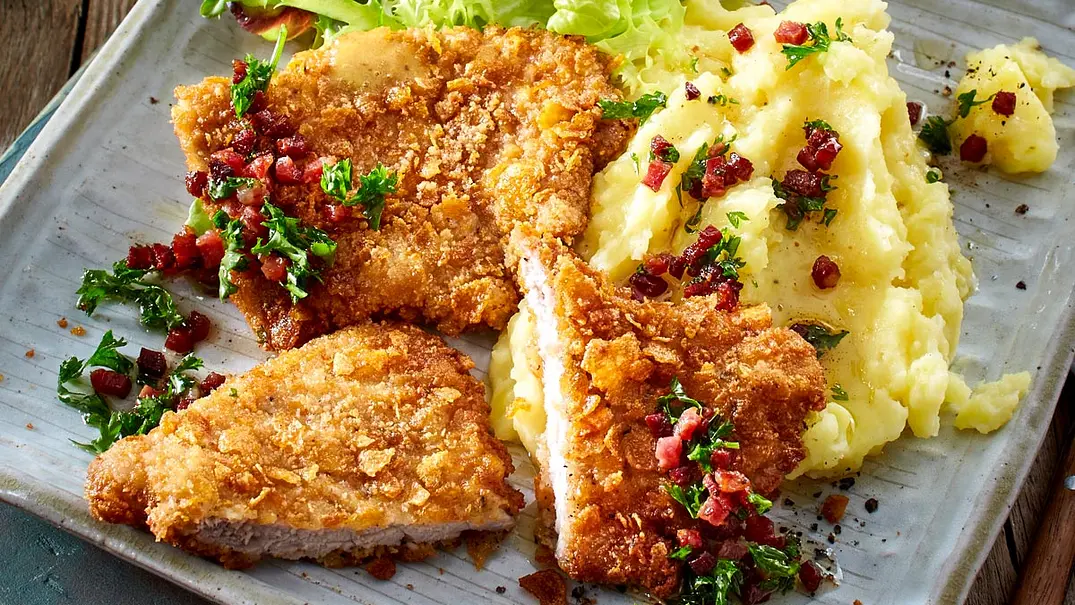 Knusper-Schnitzel mit Buttermilch-Kartoffelpüree und Salat Rezept - Foto: LECKER @ Bauer Media Group Knusper-Schnitzel mit Buttermilch-Kartoffelpüree und Salat Rezept - Foto: LECKER @ Bauer Media Group