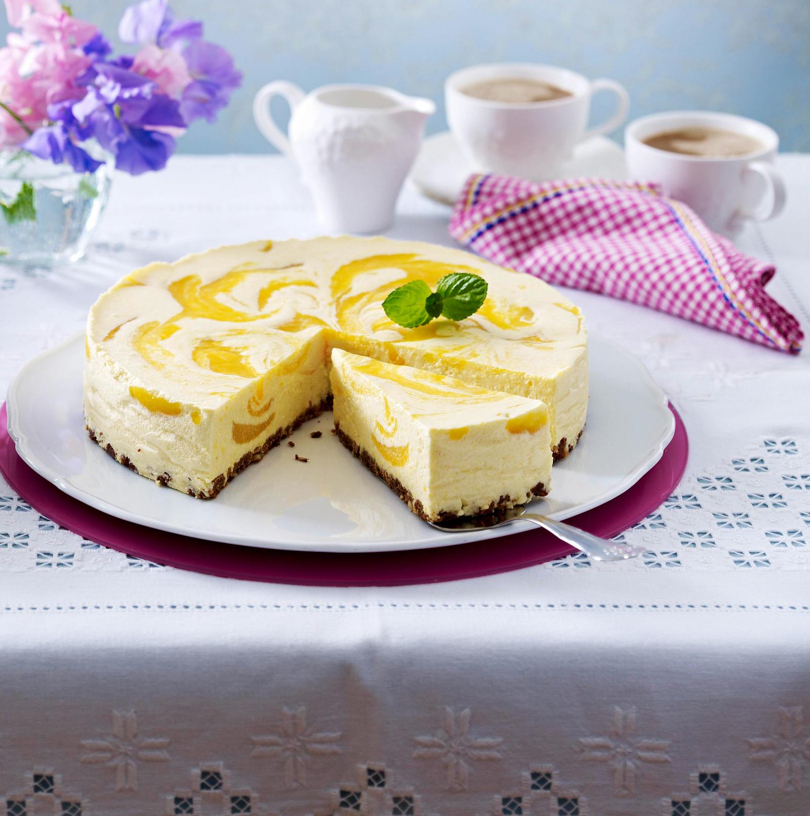 Knusper-Schoko-Torte mit Pfirsichcreme Rezept | LECKER