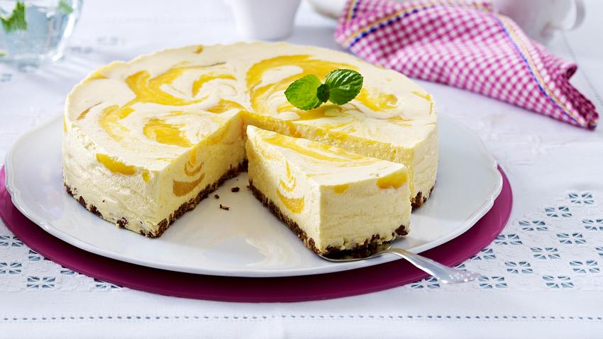 Knusper-Schoko-Torte mit Pfirsichcreme Rezept - Foto: House of Food / Bauer Food Experts KG