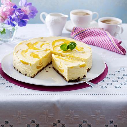 Knusper-Schoko-Torte mit Pfirsichcreme Rezept Knusper-Schoko-Torte mit Pfirsichcreme Rezept